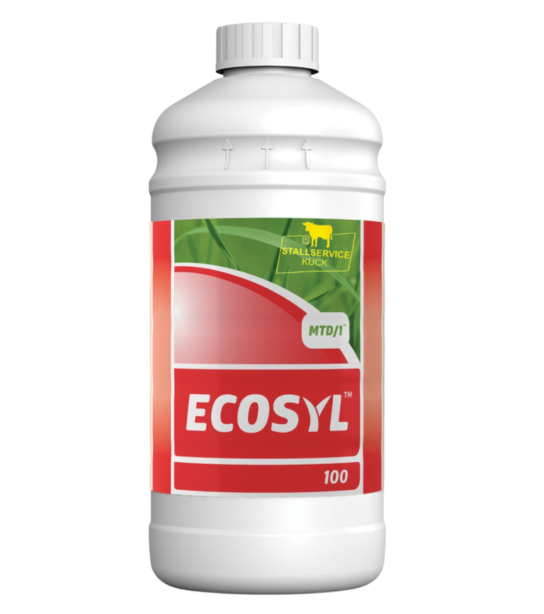 Thomas Kück auf dem Futtertisch eines Milchviehbetriebes mit dem Nirssensor der eine TMR Probe untersucht